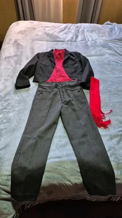 Conjunto de ropa tradicional chilena con botas - miniatura 1