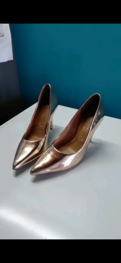 Zapatos de tacón dorados Vizzano elegantes - miniatura 1