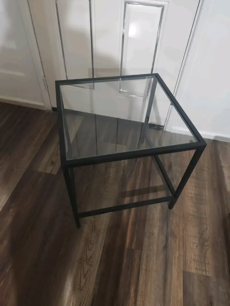 Mesa de vidrio cuadrada con estructura metálica