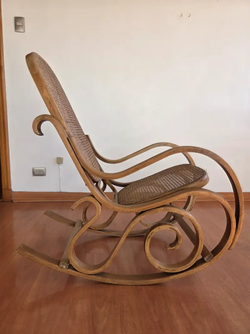Silla mecedora de madera con junco estilo vintage - 1