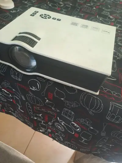 Proyector LED HD con Keystone - miniatura 1