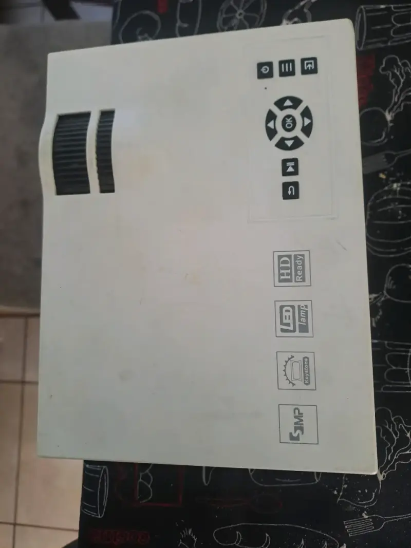 Proyector LED HD con Keystone - 3