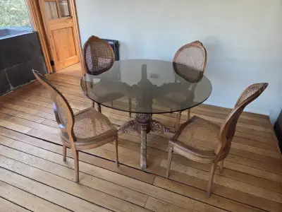 Juego de comedor redondo de vidrio con sillas de mimbre - miniatura 1