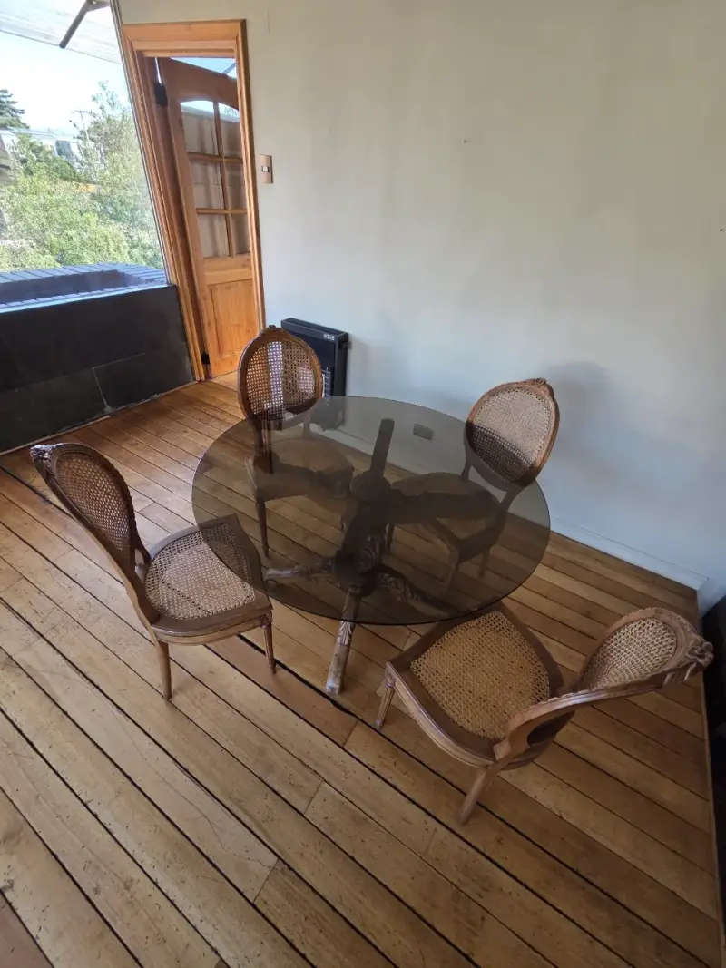 Juego de comedor redondo de vidrio con sillas de mimbre - 2