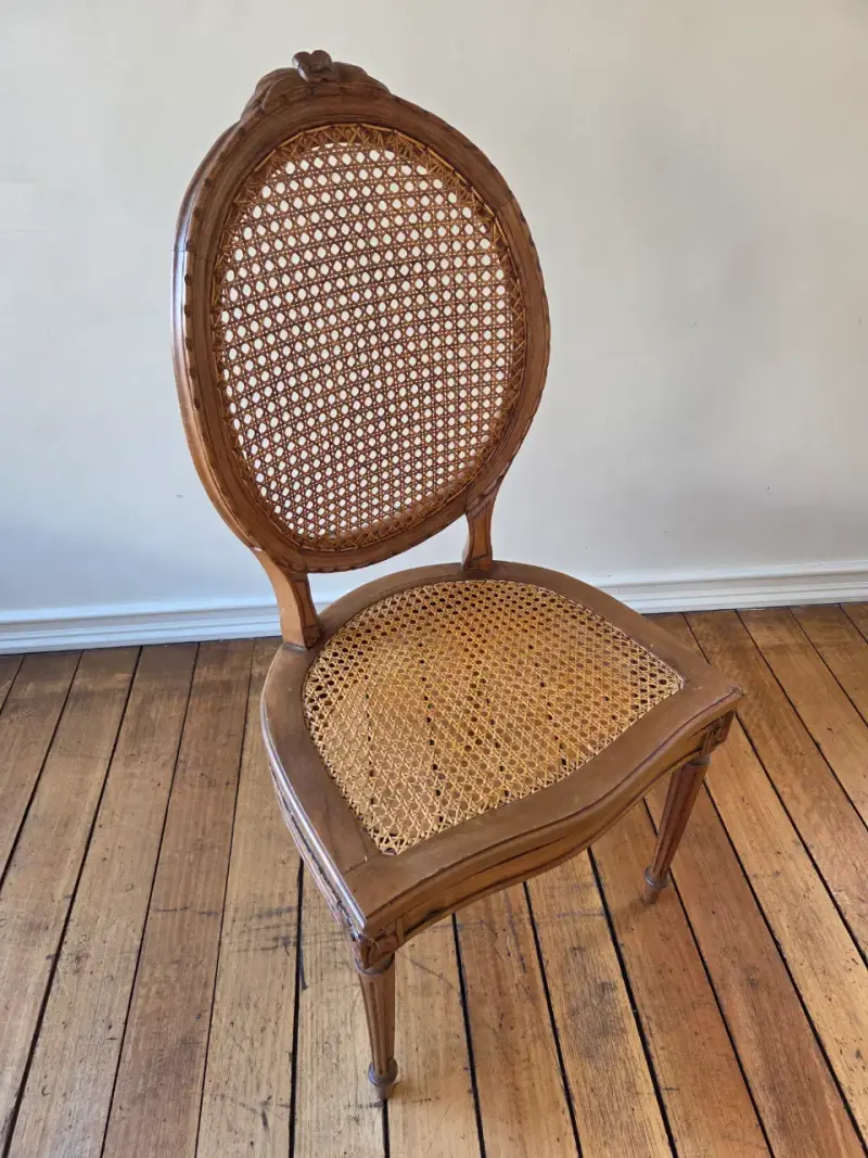 Juego de comedor redondo de vidrio con sillas de mimbre - 6