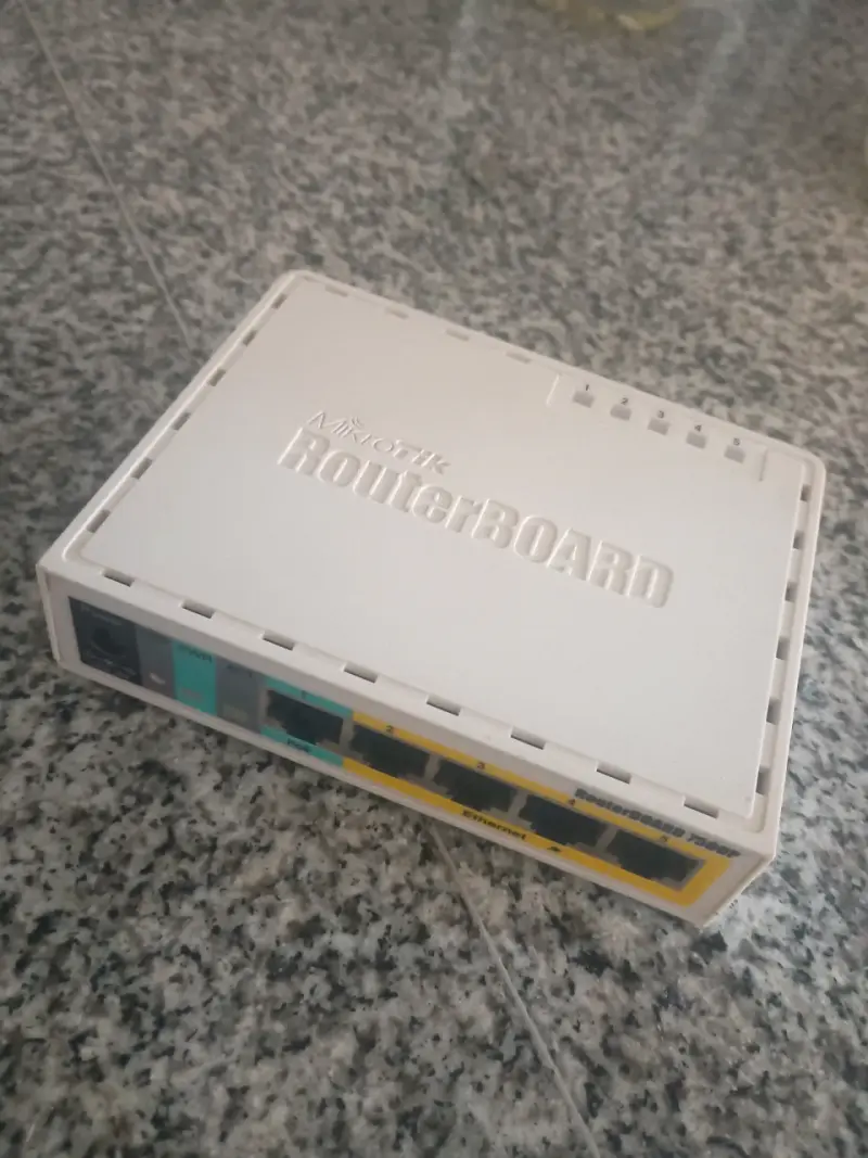 Router MikroTik RouterBOARD 750UP con 5 puertos Ethernet - 2