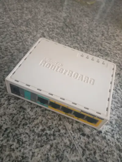 Router MikroTik RouterBOARD 750UP con 5 puertos Ethernet - miniatura 2