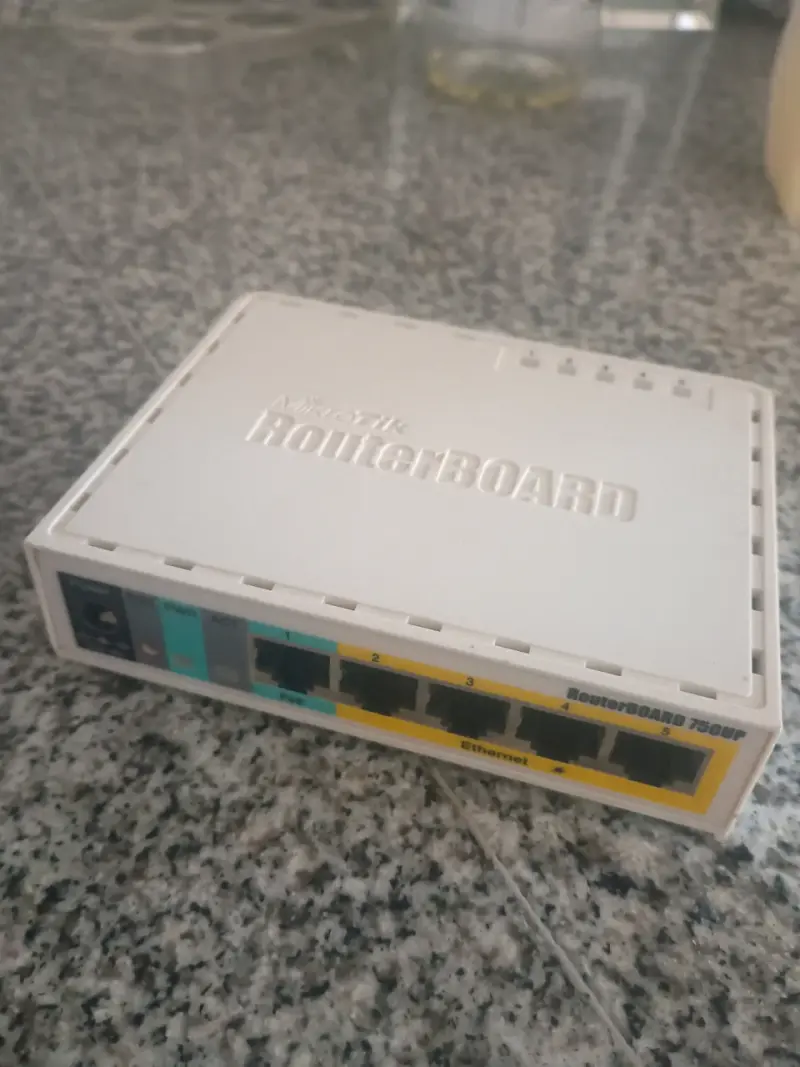 Router MikroTik RouterBOARD 750UP con 5 puertos Ethernet - 3
