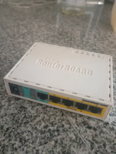 Router MikroTik RouterBOARD 750UP con 5 puertos Ethernet - miniatura 3