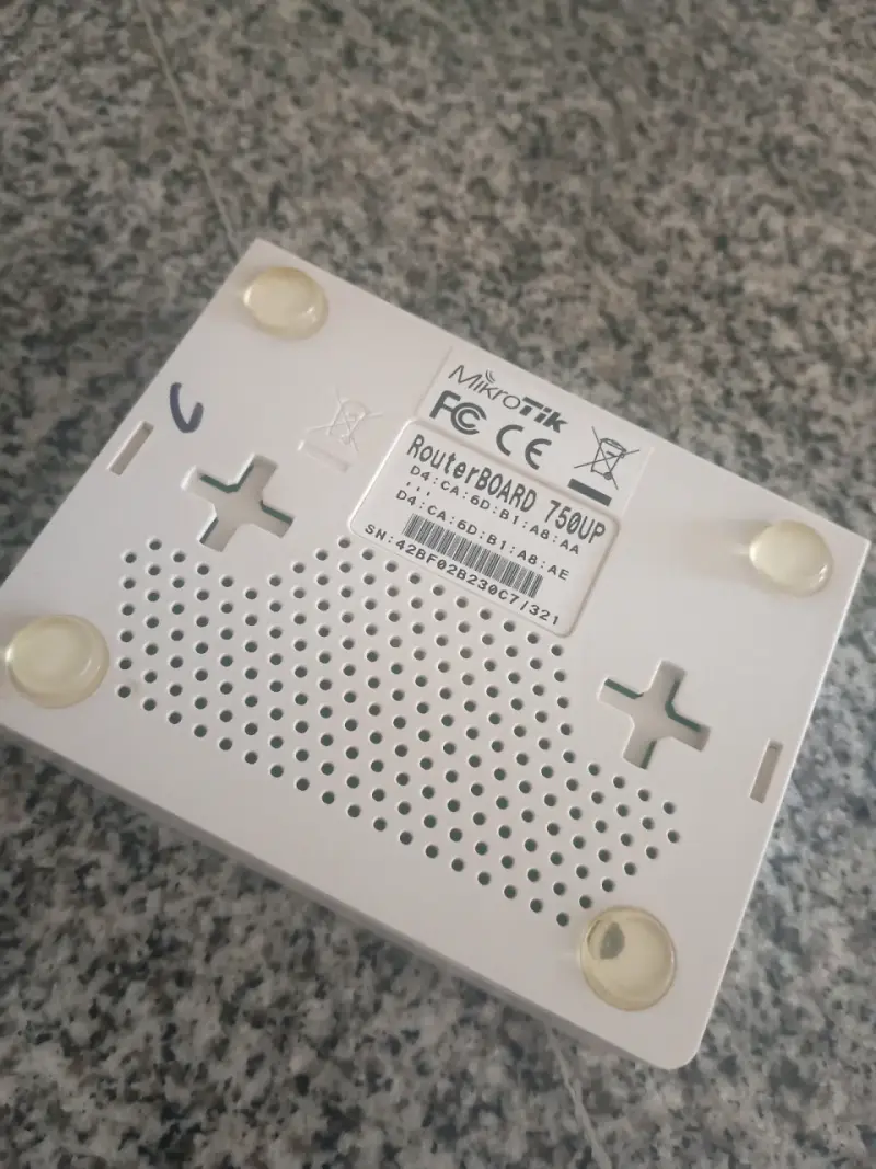 Router MikroTik RouterBOARD 750UP con 5 puertos Ethernet - 4