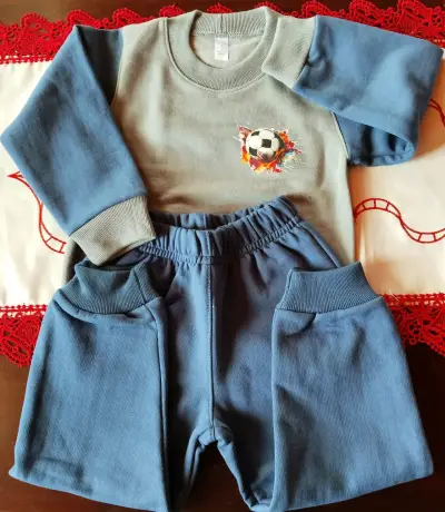 Conjunto deportivo infantil con diseño de fútbol - miniatura 1
