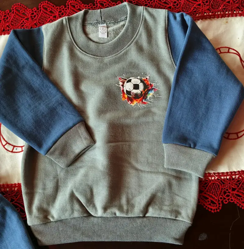 Conjunto deportivo infantil con diseño de fútbol - 2
