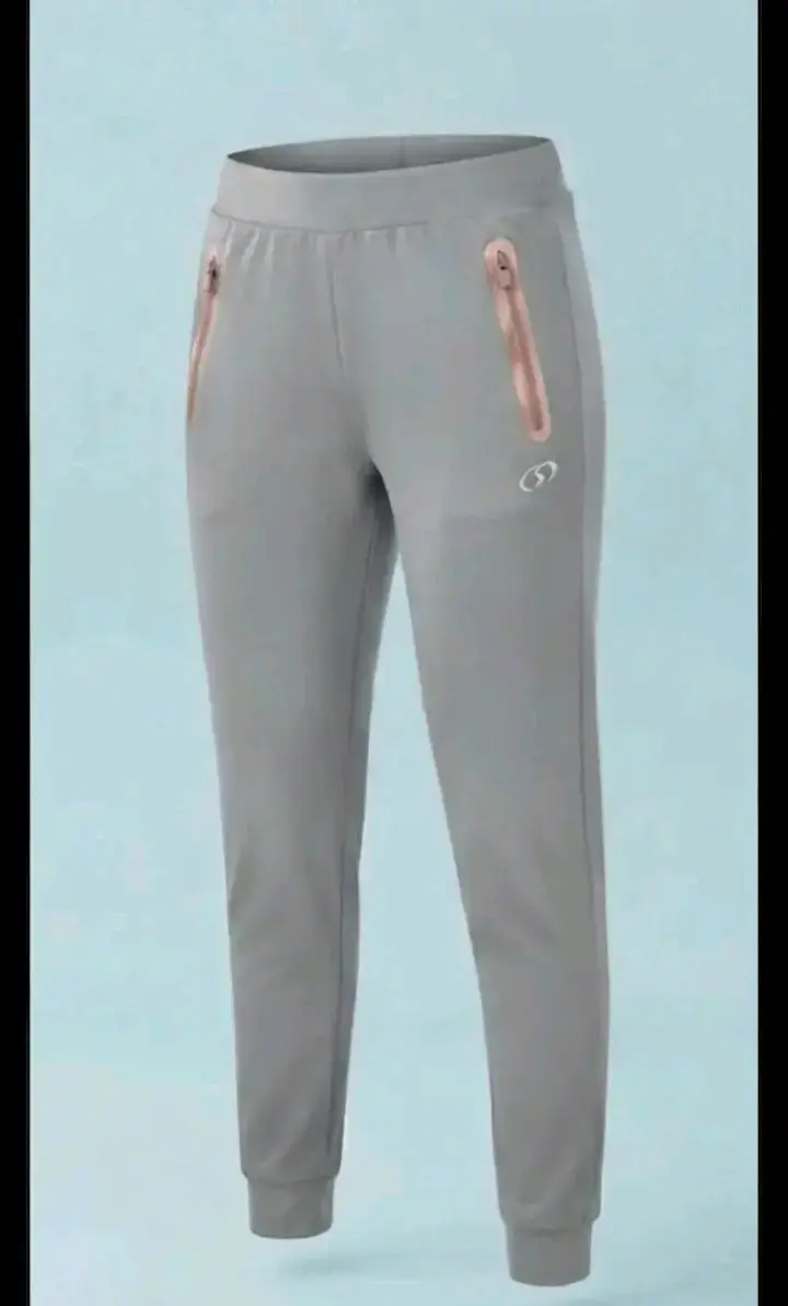 Pantalones deportivos grises con bolsillos - 1