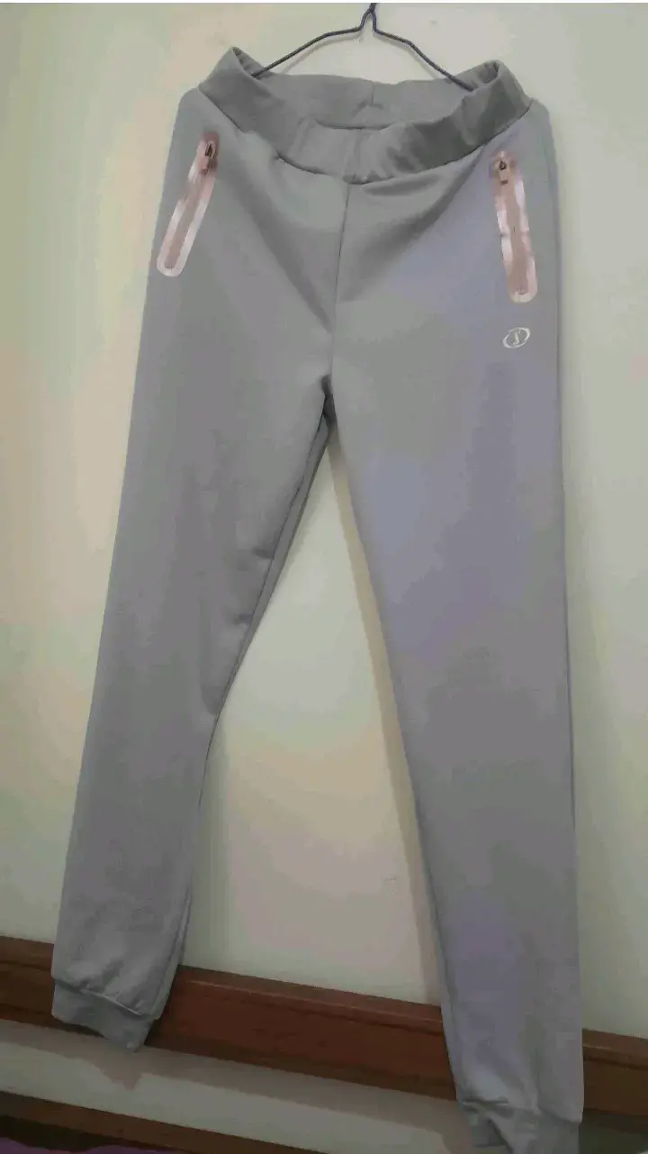 Pantalones deportivos grises con bolsillos - 3