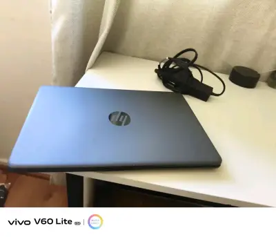 Laptop HP con cargador en buen estado - miniatura 1