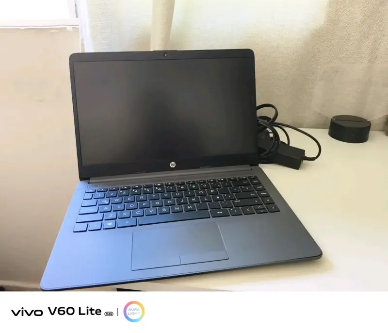 Laptop HP con cargador en buen estado - 2