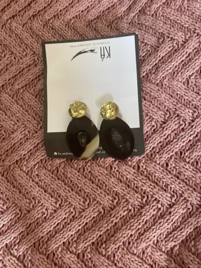Aros de diseño contemporáneo en negro y dorado - miniatura 1