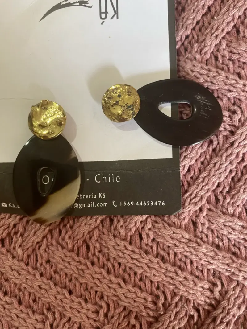 Aros de diseño contemporáneo en negro y dorado - 3