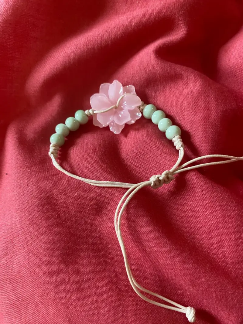 Pulsera de cuentas con flor de jade rosa - 1