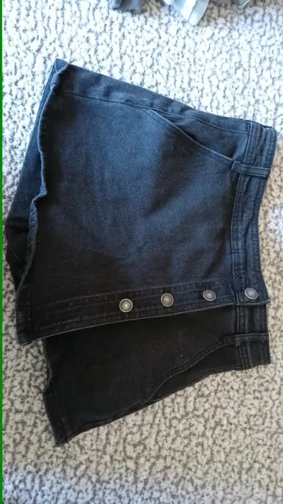 Shorts falda de mezclilla negros con botones - miniatura 1