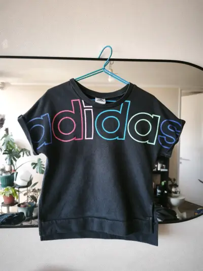 Polera Adidas negra con logo colorido - miniatura 1