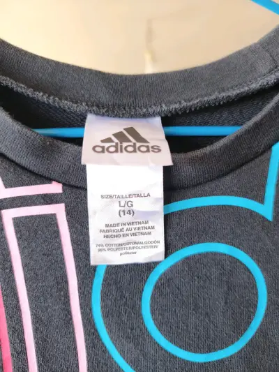 Polera Adidas negra con logo colorido - miniatura 2