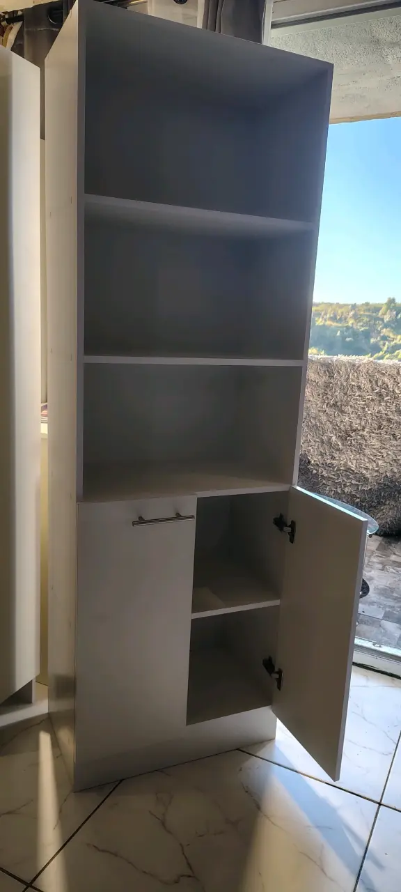 Estantería blanca con puertas y estantes - 1