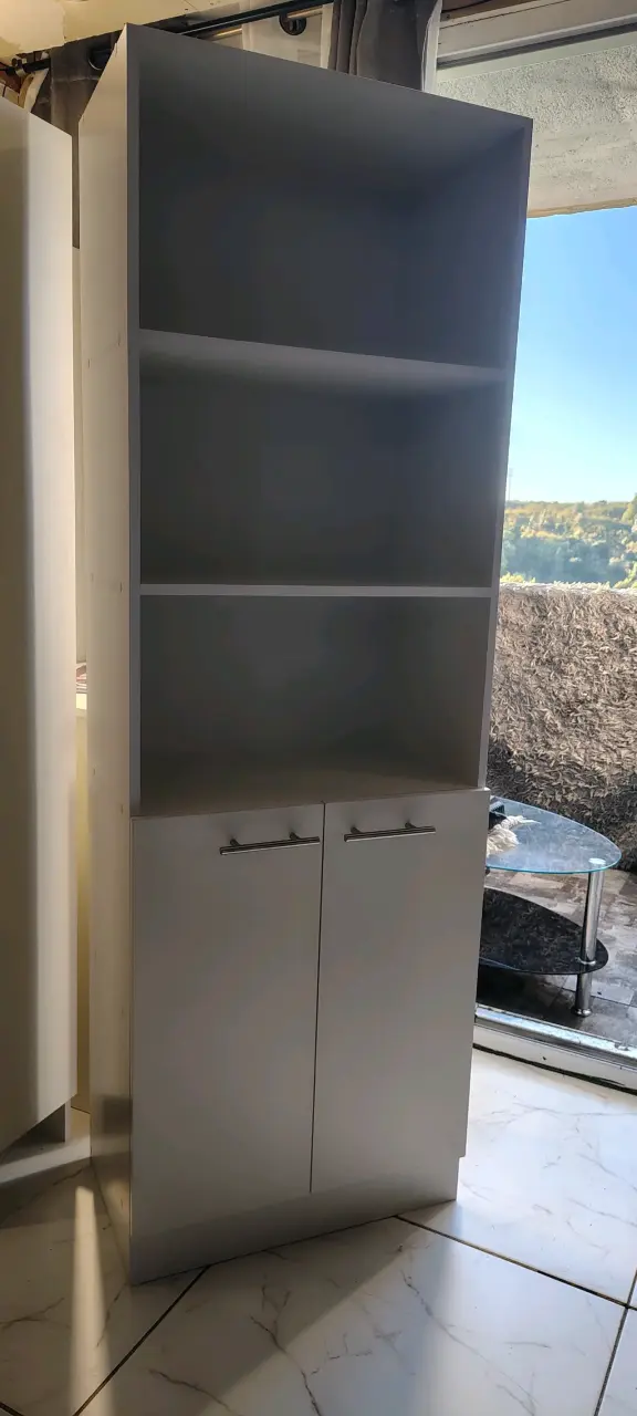 Estantería blanca con puertas y estantes - 2