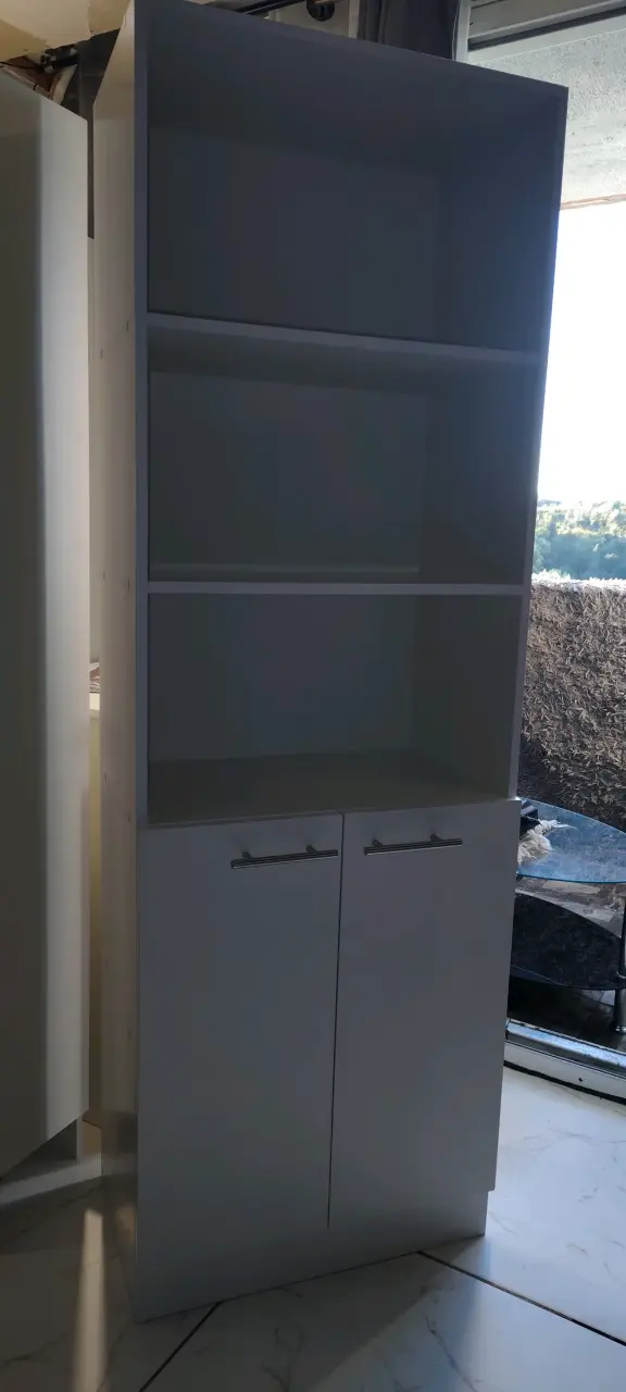 Estantería blanca con puertas y estantes - 3
