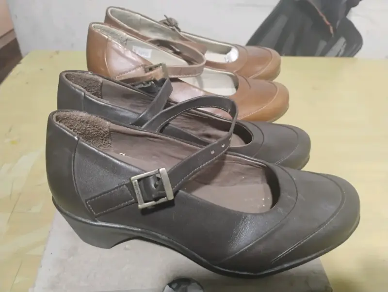 Zapatos de mujer con correa en T marrón y negro - 2