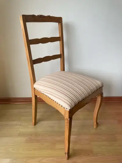 Silla de madera vintage con asiento tapizado - miniatura 1