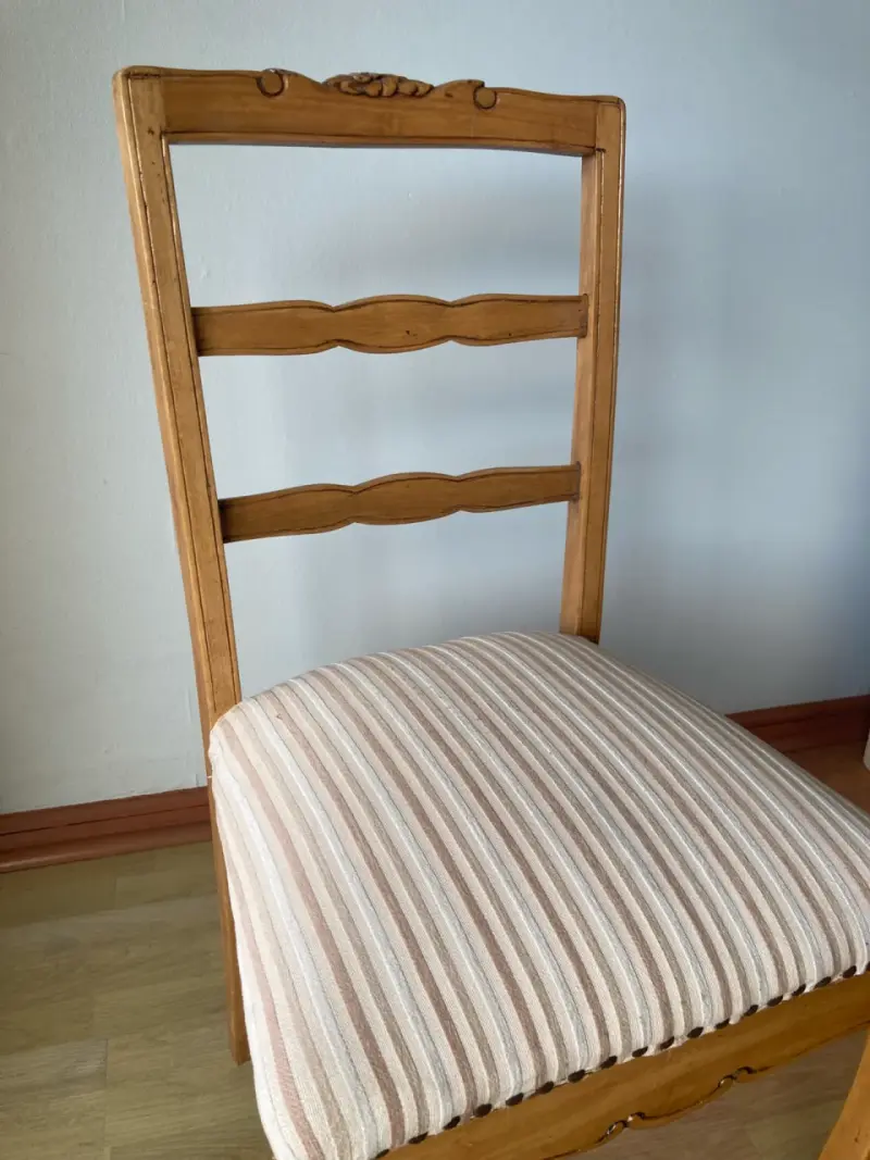 Silla de madera vintage con asiento tapizado - 2