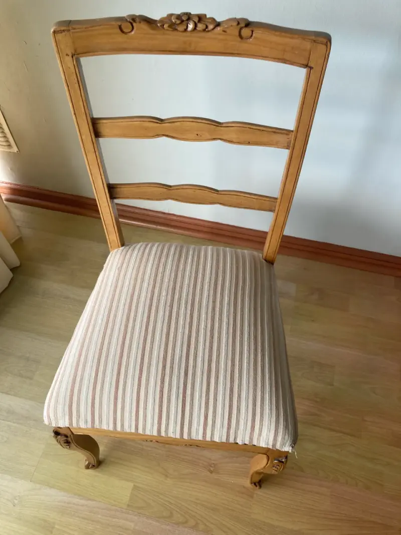 Silla de madera vintage con asiento tapizado - 3
