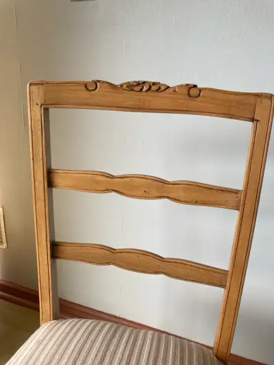 Silla de madera vintage con asiento tapizado - miniatura 4