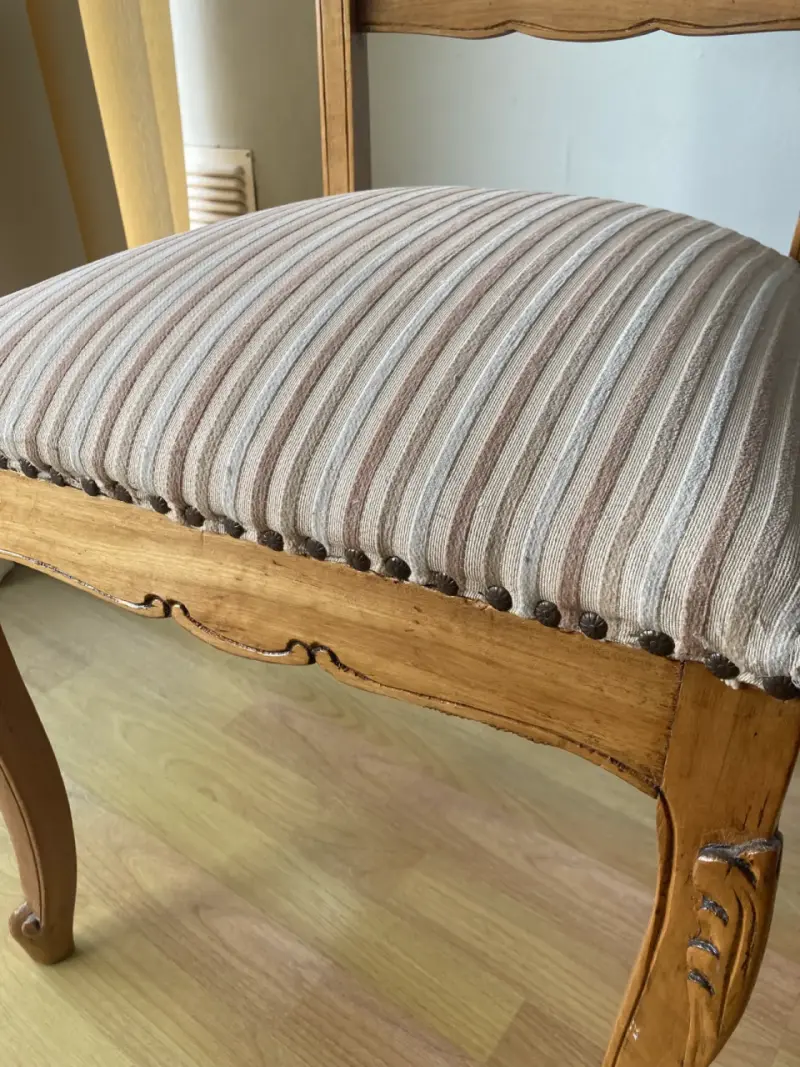 Silla de madera vintage con asiento tapizado - 5