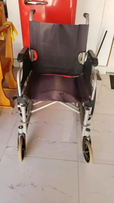 Silla de ruedas plegable ligera - miniatura 1