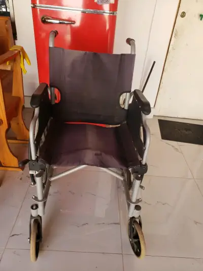 Silla de ruedas plegable ligera - miniatura 2