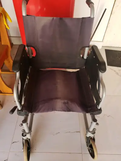Silla de ruedas plegable ligera - miniatura 3