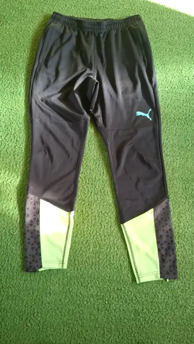 Pantalones deportivos Puma negros con detalles verdes - miniatura 1