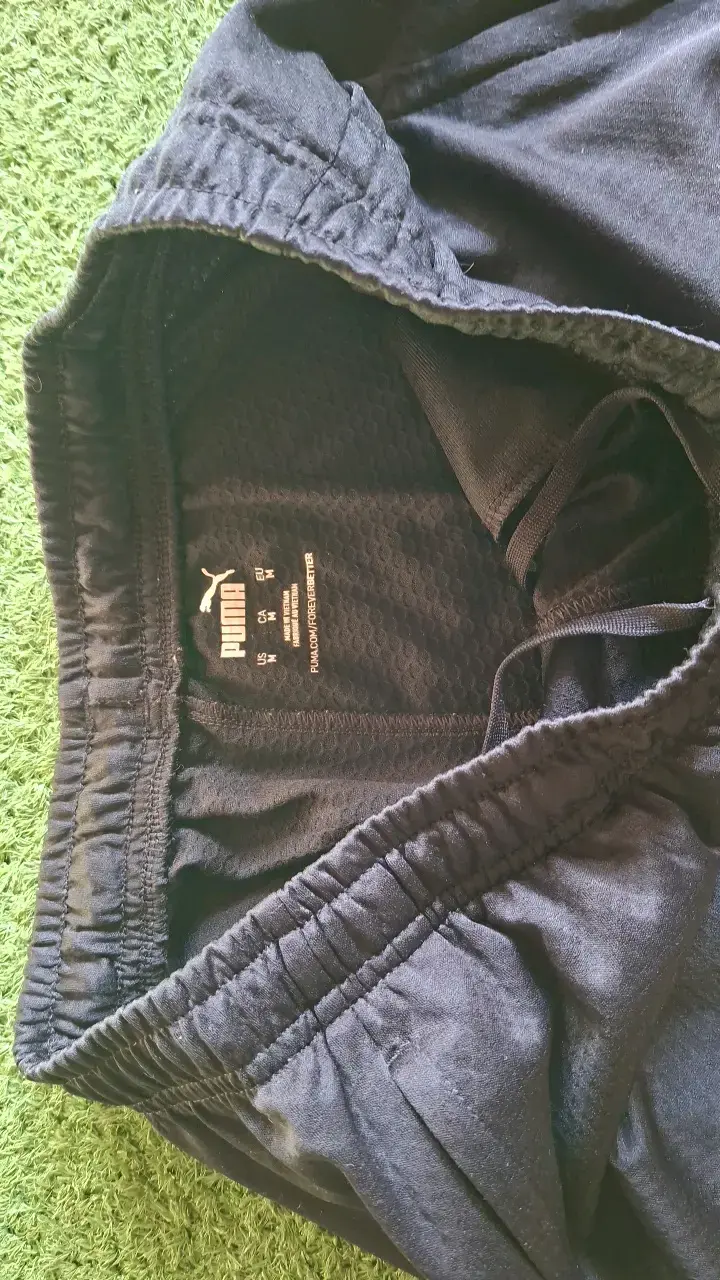 Pantalones deportivos Puma negros con detalles verdes - 2