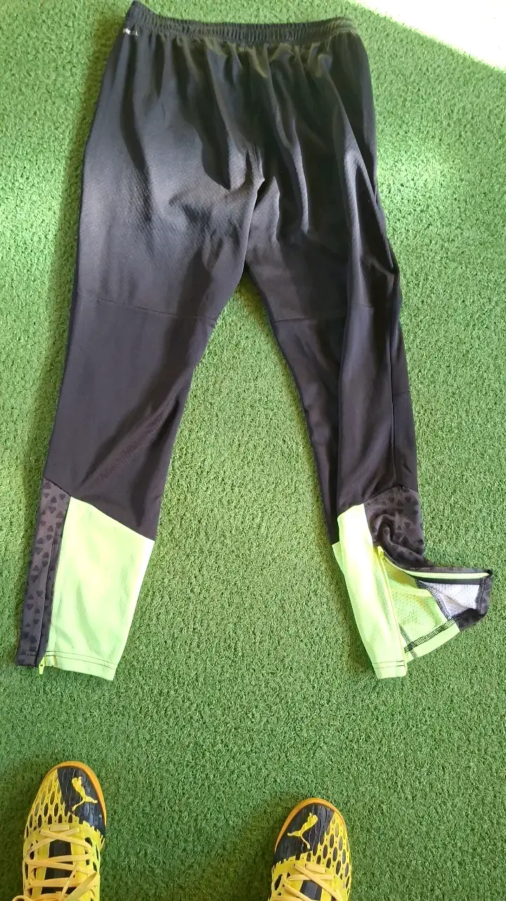 Pantalones deportivos Puma negros con detalles verdes - 3