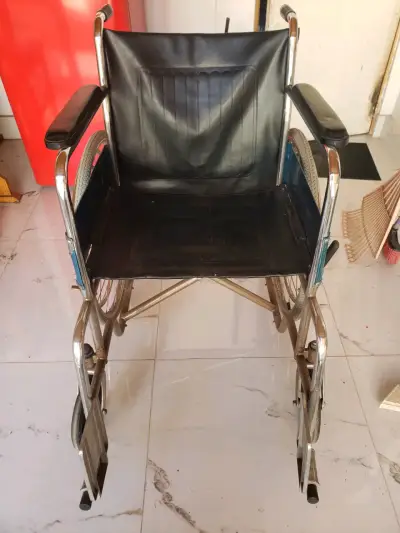 Silla de ruedas plegable de metal y cuero sintético - miniatura 1