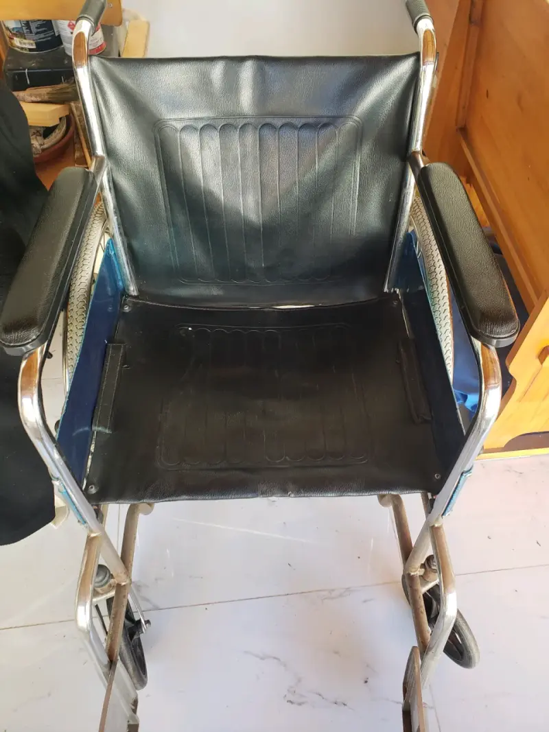 Silla de ruedas plegable de metal y cuero sintético - 2