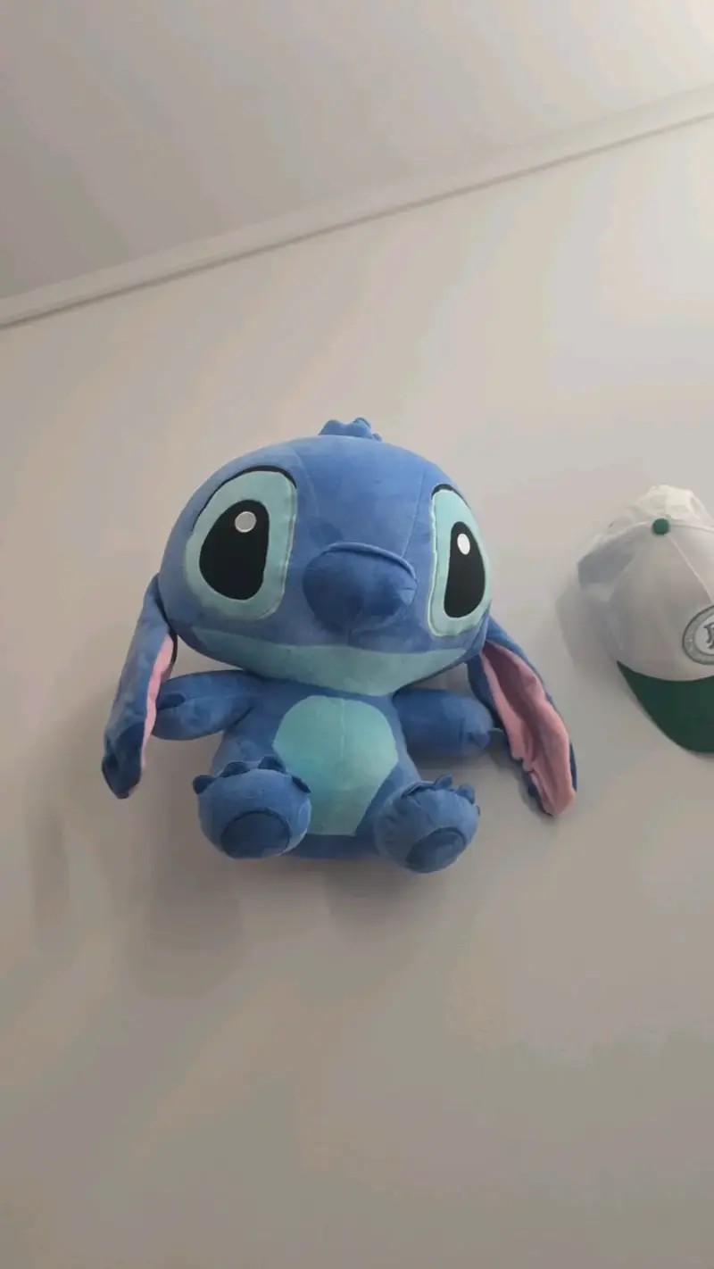 Peluches de personajes azules y rosados - 1