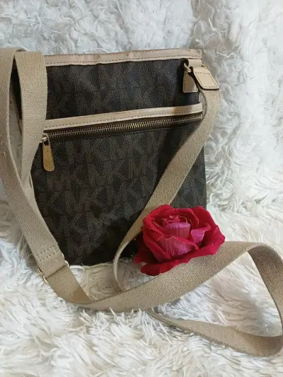 Bolso cruzado de lona marrón con diseño elegante - miniatura 1