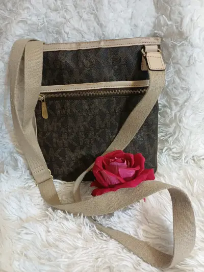 Bolso cruzado de lona marrón con diseño elegante - miniatura 2