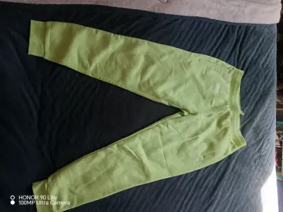 Pantalones deportivos verdes Adidas para hombre - miniatura 1