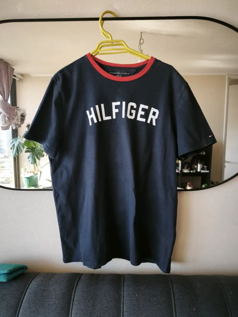 Polera Tommy Hilfiger azul con cuello rojo - 1