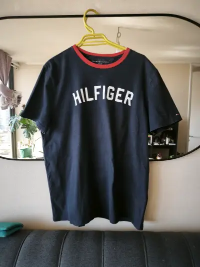 Polera Tommy Hilfiger azul con cuello rojo - miniatura 1