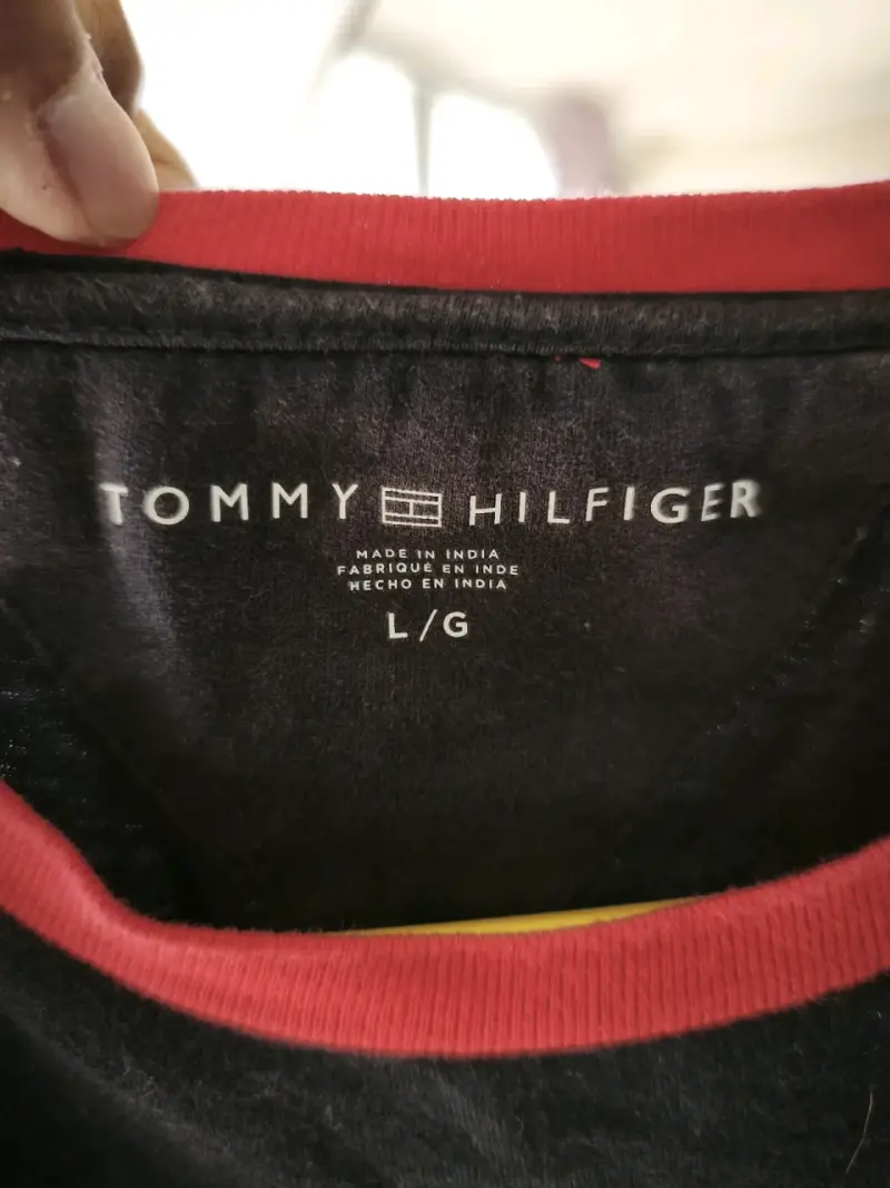 Polera Tommy Hilfiger azul con cuello rojo - 2
